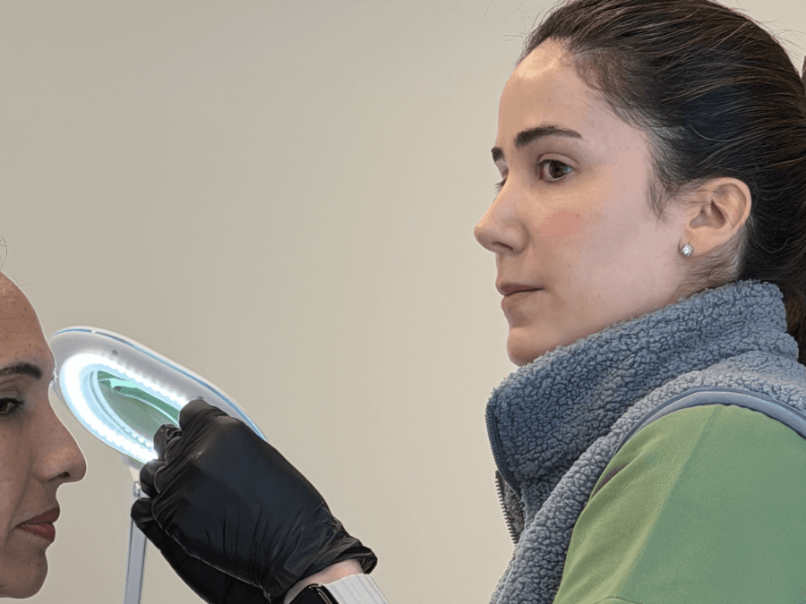 Dra. María Delfina Esteves evaluando la piel de una paciente con luz de anillo